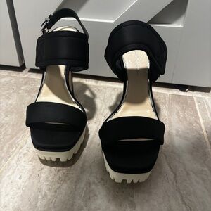 Jessica Simpson black and white heel